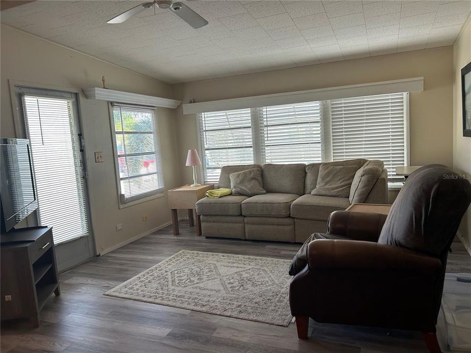 待售: $149,900 (2 贝兹, 1 浴室, 780 平方英尺)