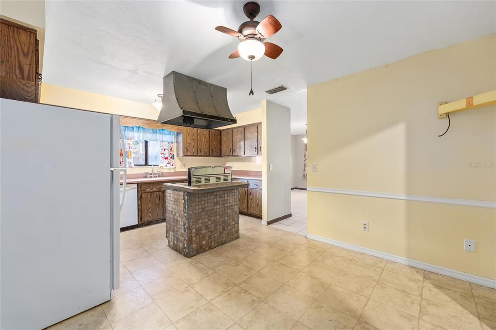 For Sale: $274,000 (3 beds, 2 baths, 1581 Square Feet)