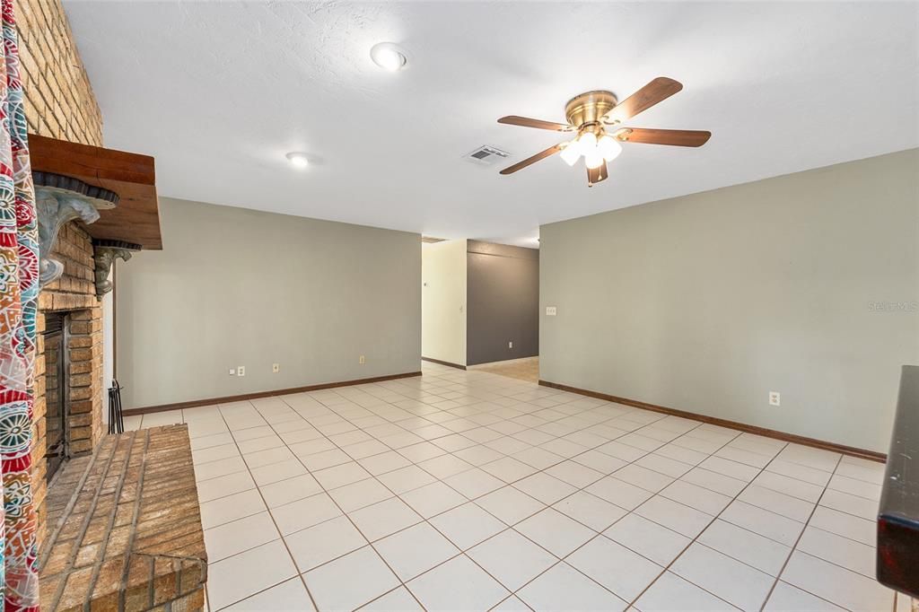 For Sale: $274,000 (3 beds, 2 baths, 1581 Square Feet)