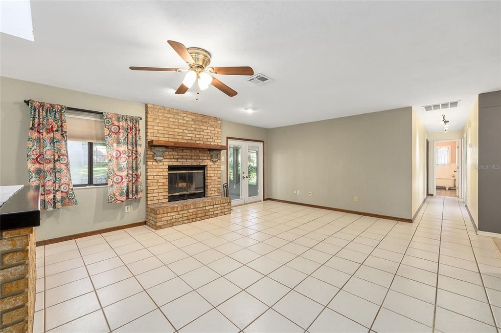 For Sale: $274,000 (3 beds, 2 baths, 1581 Square Feet)