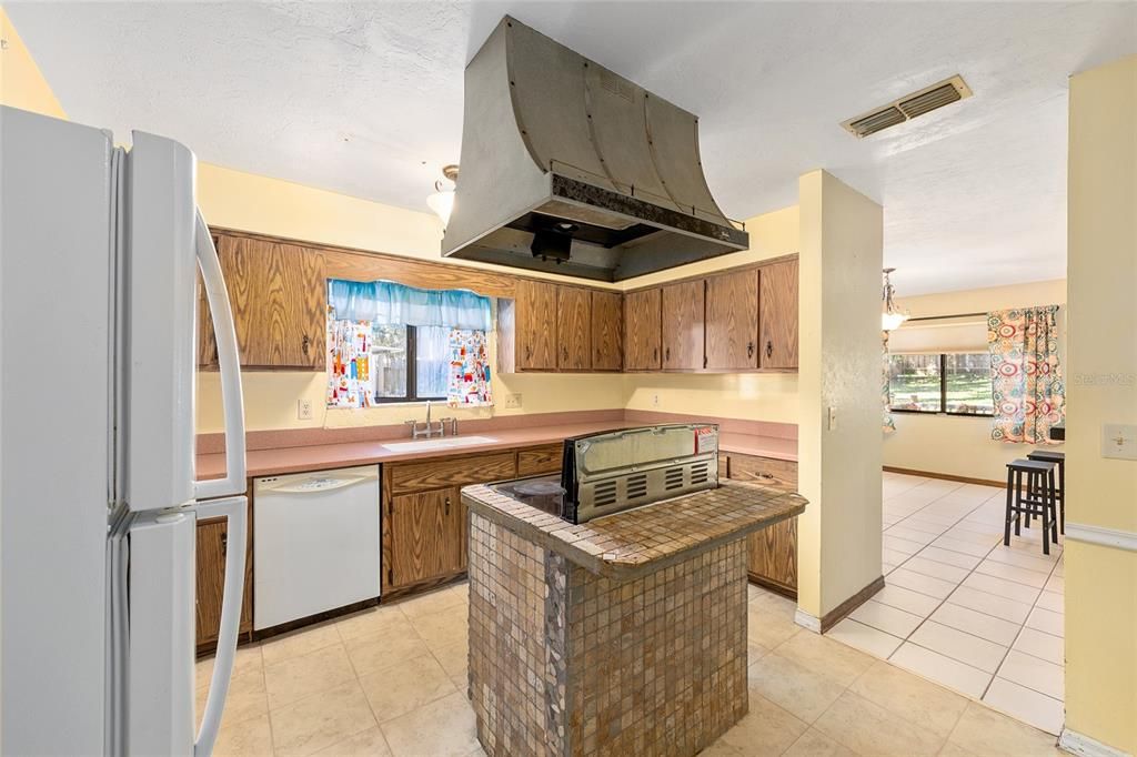 For Sale: $274,000 (3 beds, 2 baths, 1581 Square Feet)