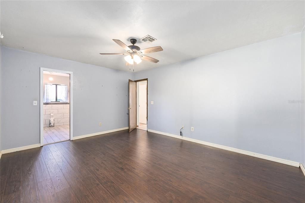 For Sale: $274,000 (3 beds, 2 baths, 1581 Square Feet)