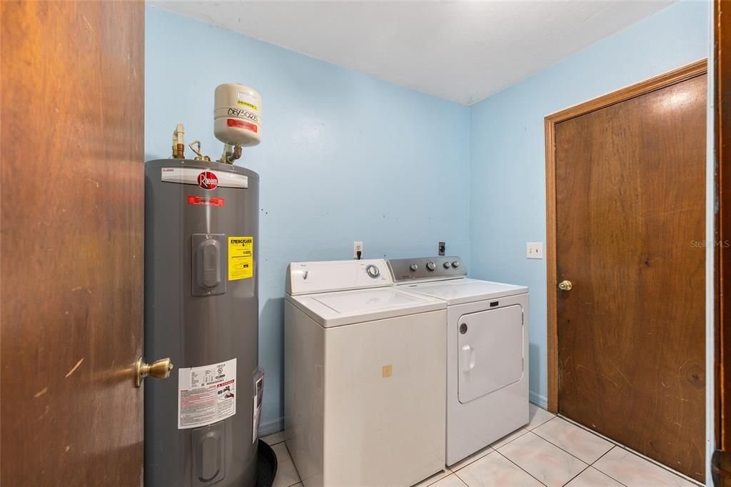 For Sale: $274,000 (3 beds, 2 baths, 1581 Square Feet)