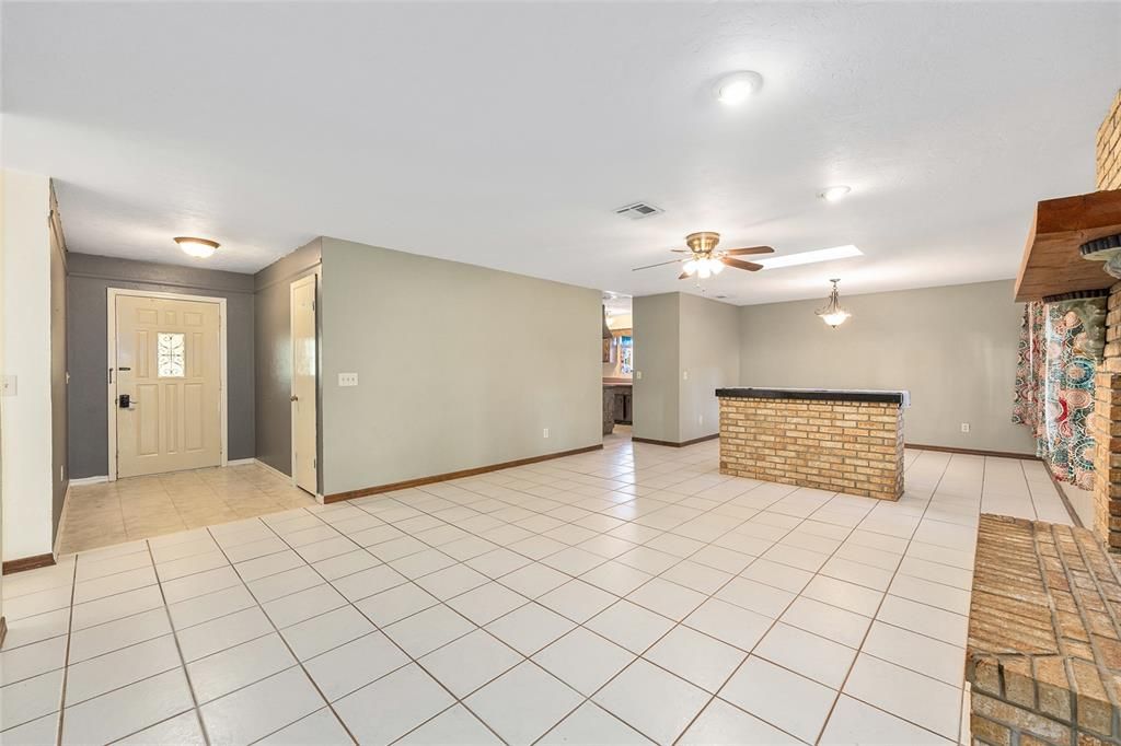 For Sale: $274,000 (3 beds, 2 baths, 1581 Square Feet)