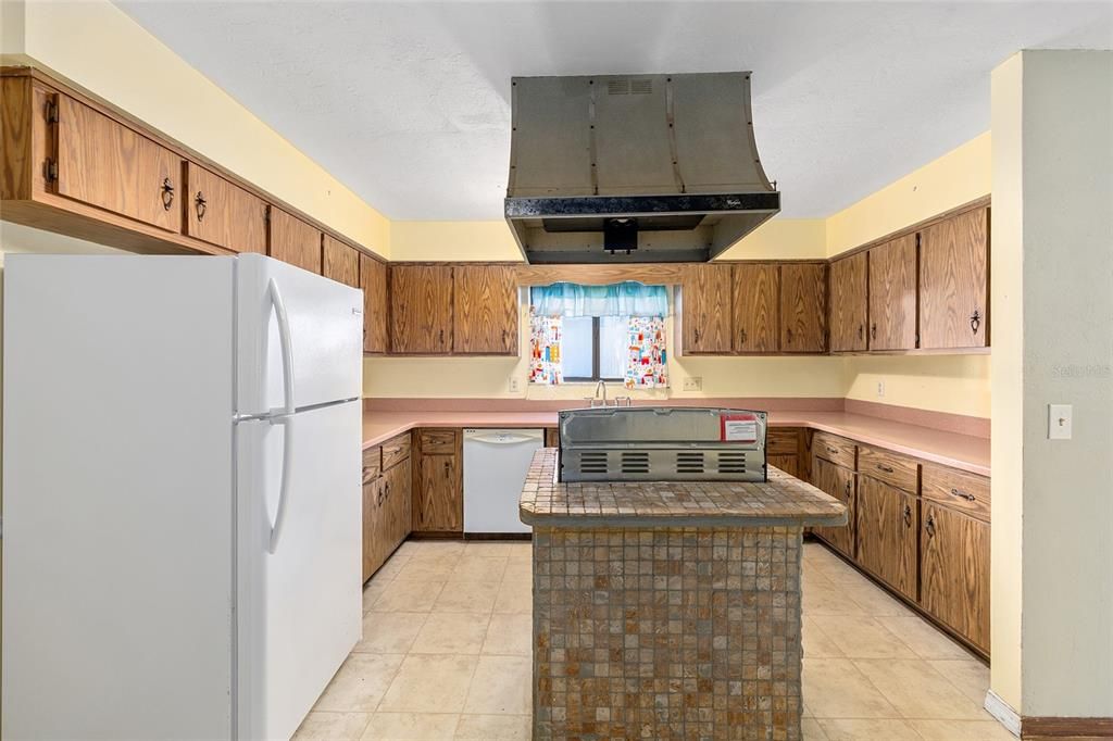 For Sale: $274,000 (3 beds, 2 baths, 1581 Square Feet)