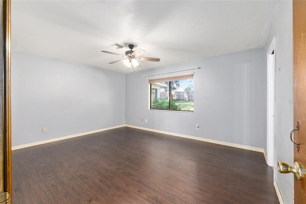 For Sale: $274,000 (3 beds, 2 baths, 1581 Square Feet)