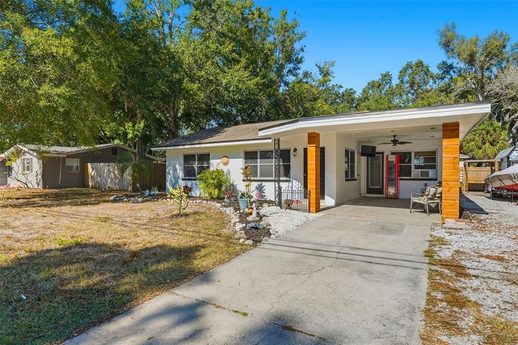 For Sale: $300,000 (2 beds, 2 baths, 852 Square Feet)