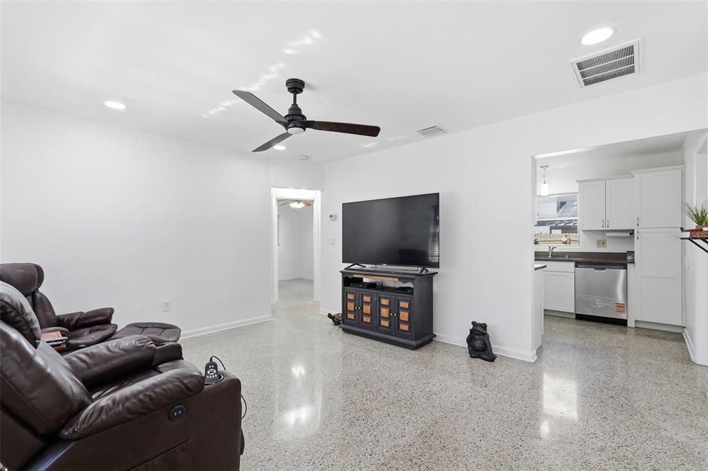 For Sale: $300,000 (2 beds, 2 baths, 852 Square Feet)