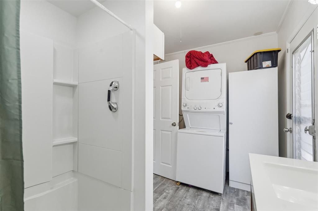 For Sale: $300,000 (2 beds, 2 baths, 852 Square Feet)