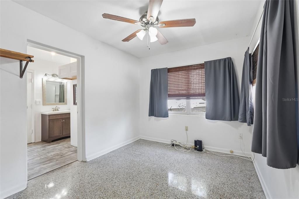 For Sale: $300,000 (2 beds, 2 baths, 852 Square Feet)