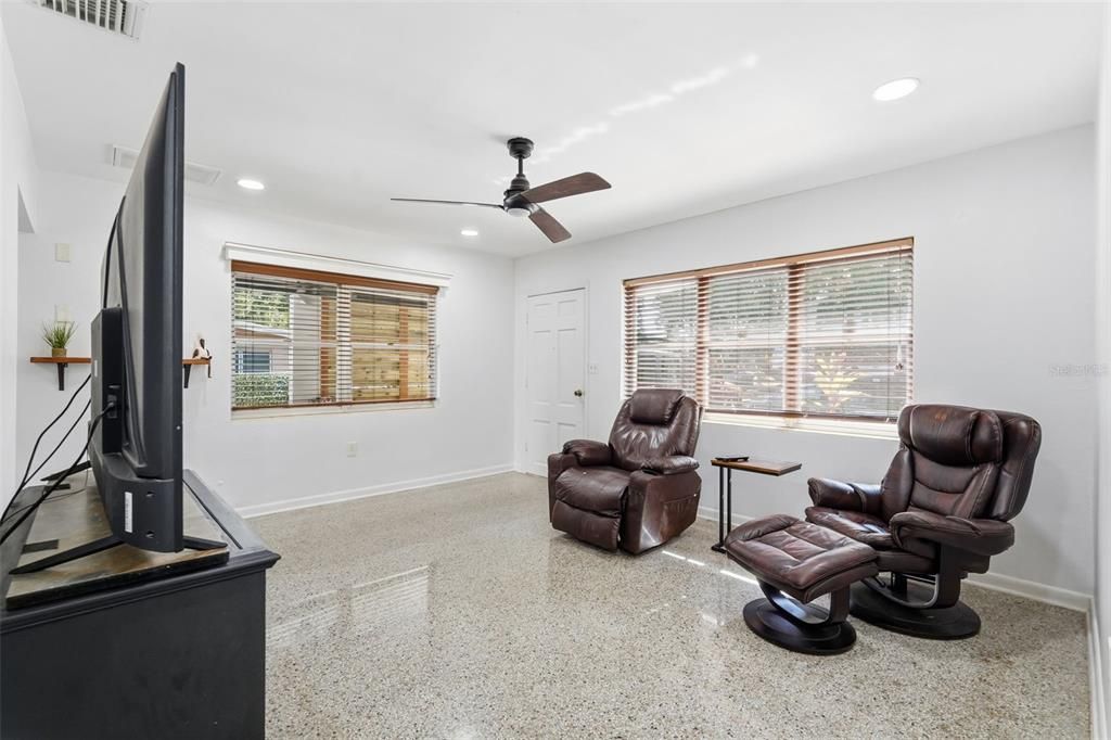 For Sale: $300,000 (2 beds, 2 baths, 852 Square Feet)