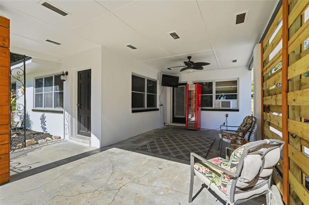 For Sale: $300,000 (2 beds, 2 baths, 852 Square Feet)