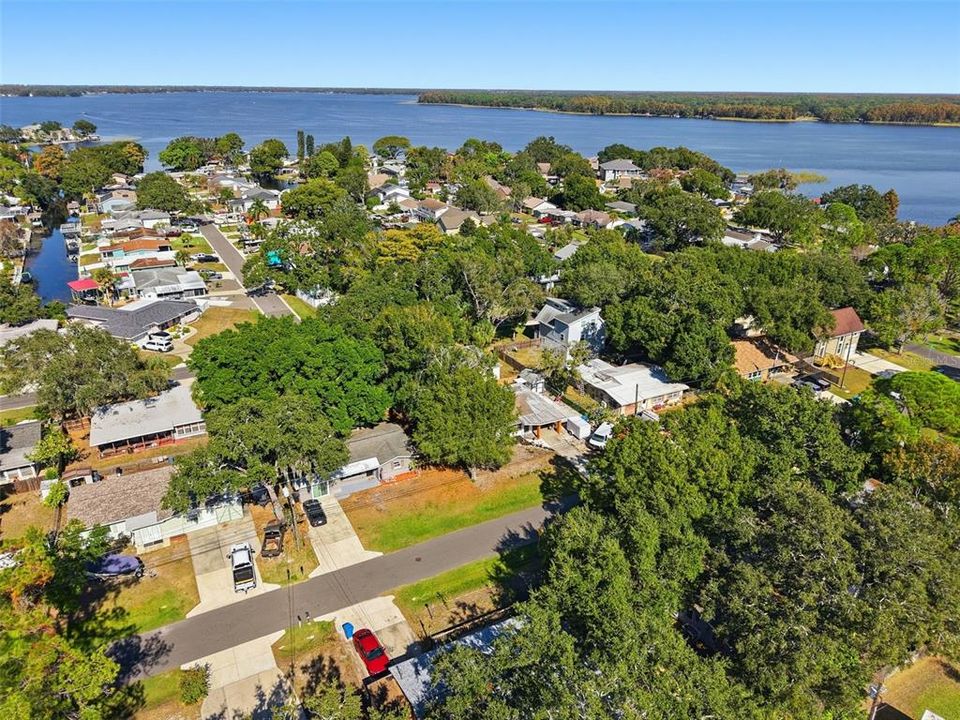 For Sale: $300,000 (2 beds, 2 baths, 852 Square Feet)