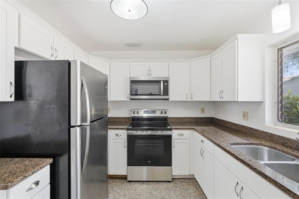 For Sale: $300,000 (2 beds, 2 baths, 852 Square Feet)