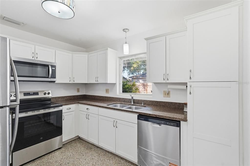 For Sale: $300,000 (2 beds, 2 baths, 852 Square Feet)