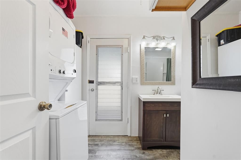 For Sale: $300,000 (2 beds, 2 baths, 852 Square Feet)