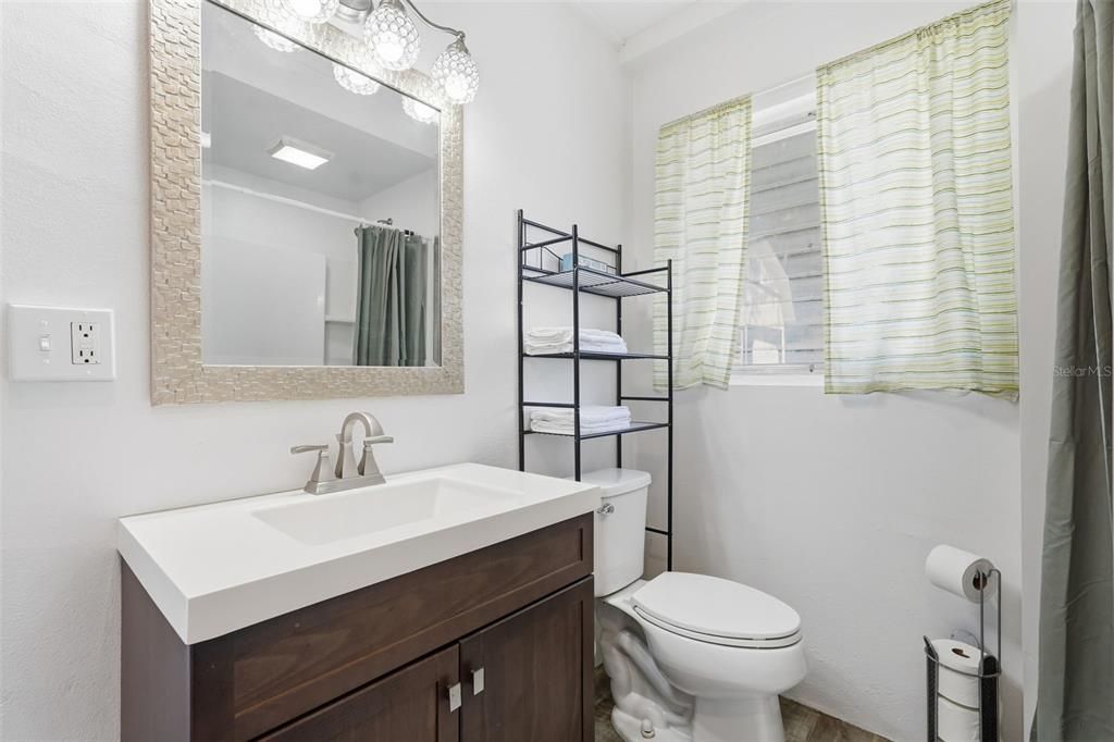 For Sale: $300,000 (2 beds, 2 baths, 852 Square Feet)