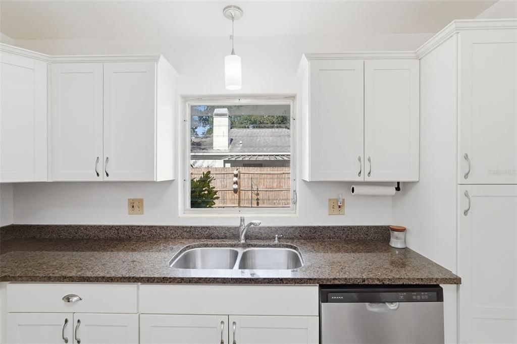 For Sale: $300,000 (2 beds, 2 baths, 852 Square Feet)