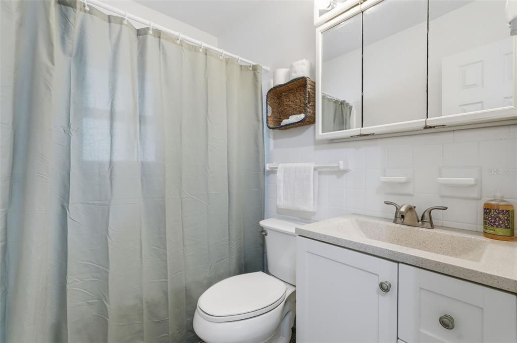 For Sale: $300,000 (2 beds, 2 baths, 852 Square Feet)