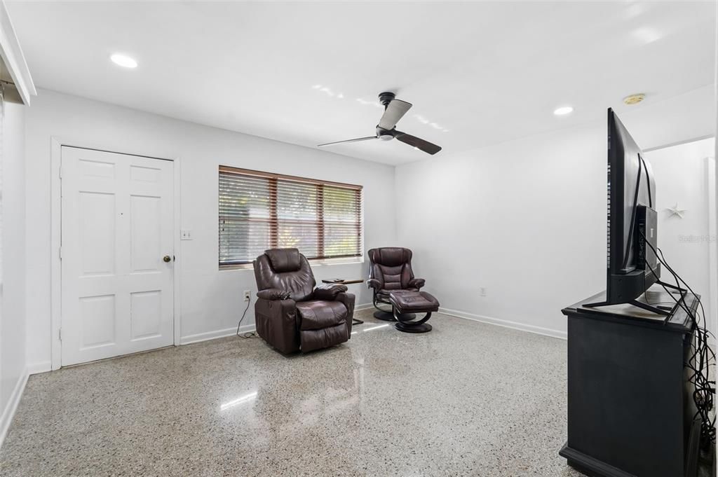 For Sale: $300,000 (2 beds, 2 baths, 852 Square Feet)