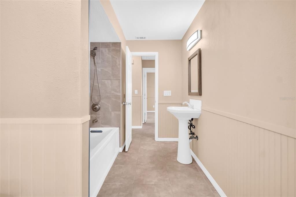 合同活跃: $465,000 (4 贝兹, 2 浴室, 2115 平方英尺)