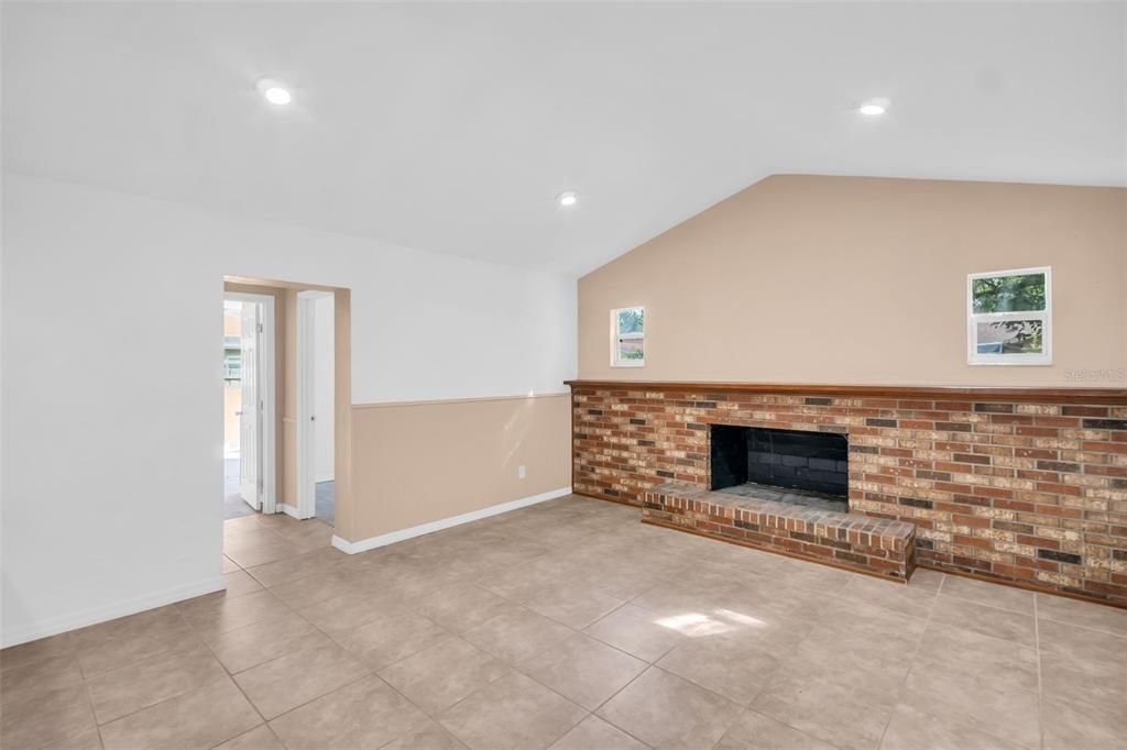 合同活跃: $465,000 (4 贝兹, 2 浴室, 2115 平方英尺)