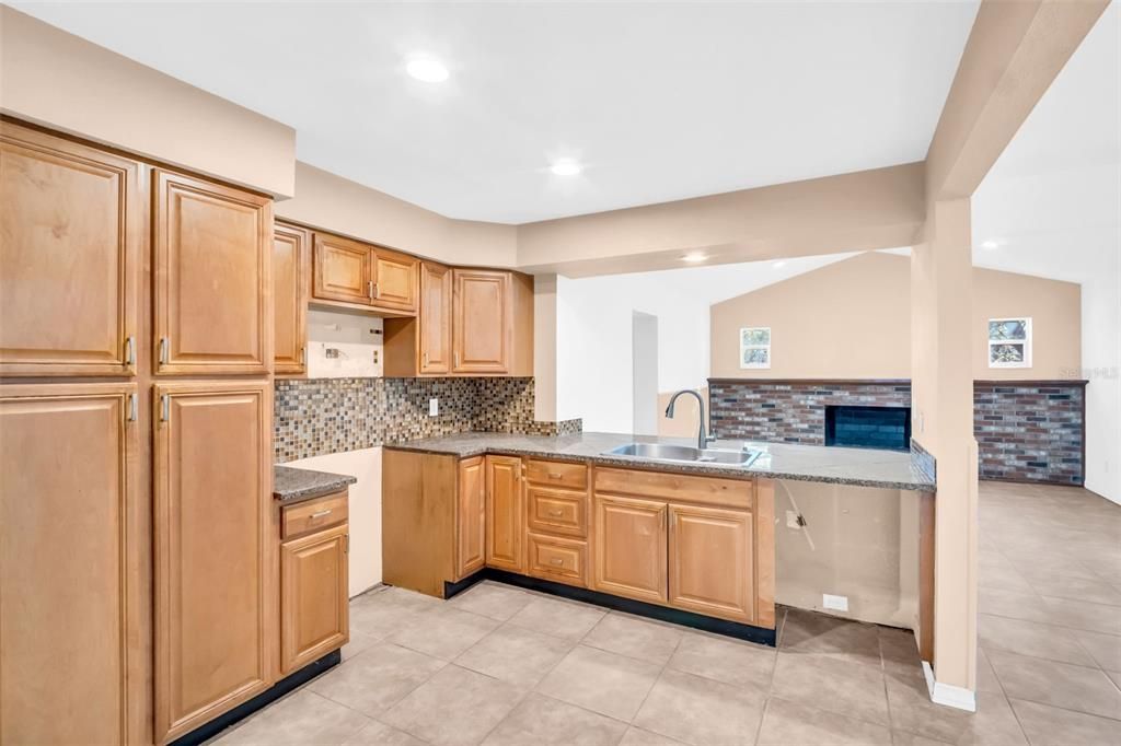 合同活跃: $465,000 (4 贝兹, 2 浴室, 2115 平方英尺)