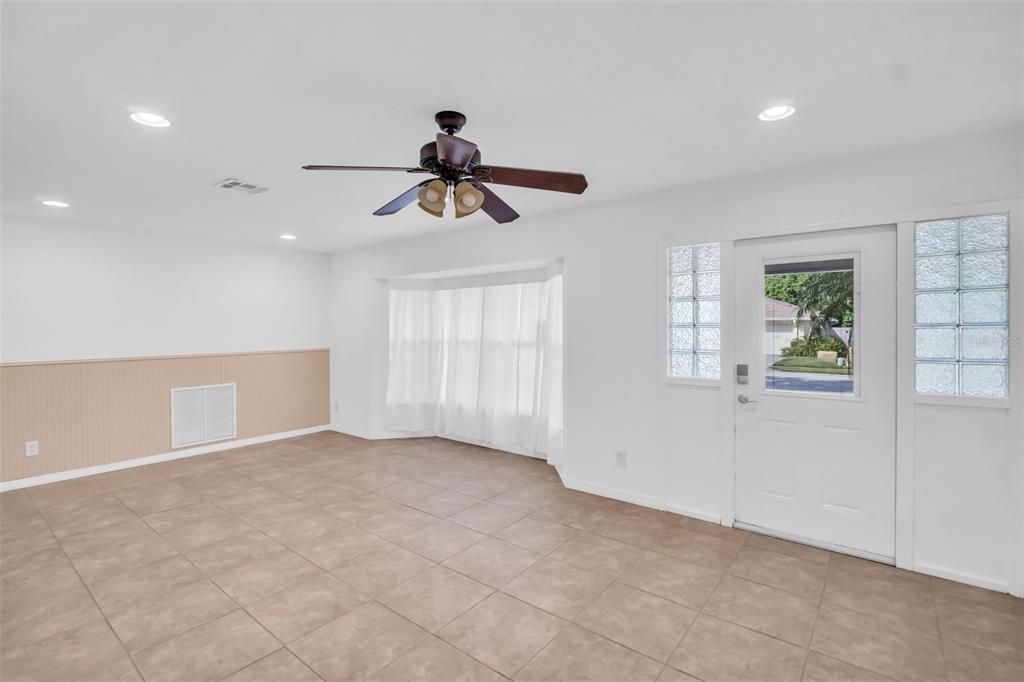 合同活跃: $465,000 (4 贝兹, 2 浴室, 2115 平方英尺)