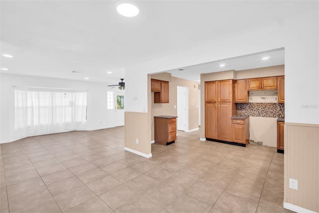 合同活跃: $465,000 (4 贝兹, 2 浴室, 2115 平方英尺)