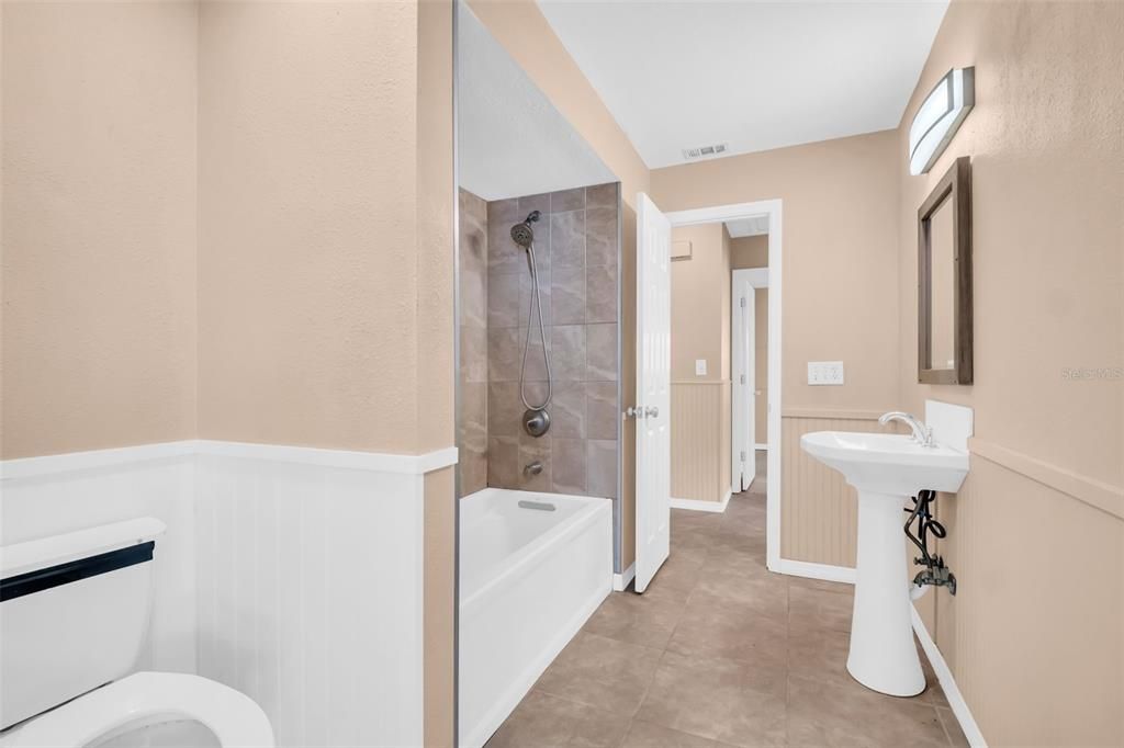 合同活跃: $465,000 (4 贝兹, 2 浴室, 2115 平方英尺)