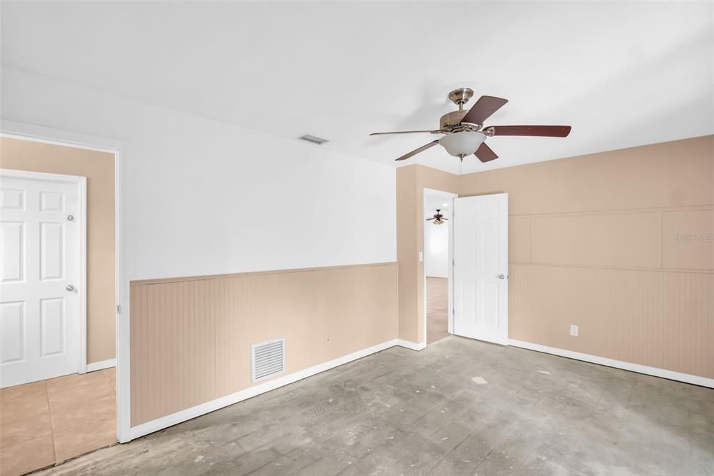 合同活跃: $465,000 (4 贝兹, 2 浴室, 2115 平方英尺)