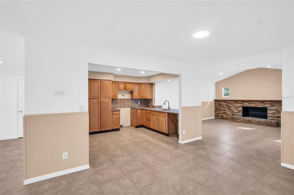 合同活跃: $465,000 (4 贝兹, 2 浴室, 2115 平方英尺)