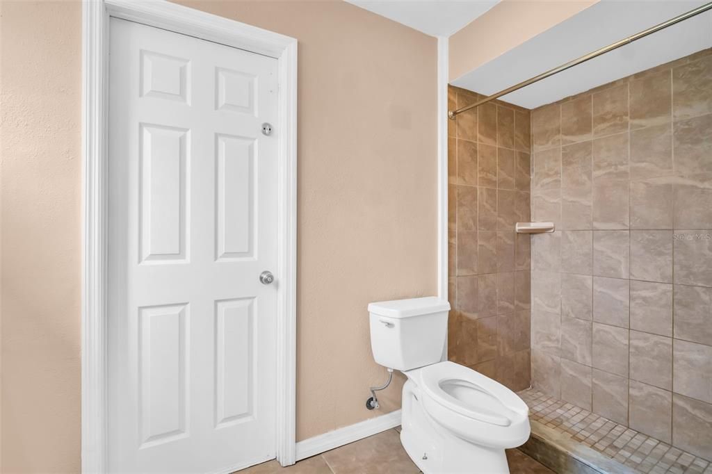 合同活跃: $465,000 (4 贝兹, 2 浴室, 2115 平方英尺)