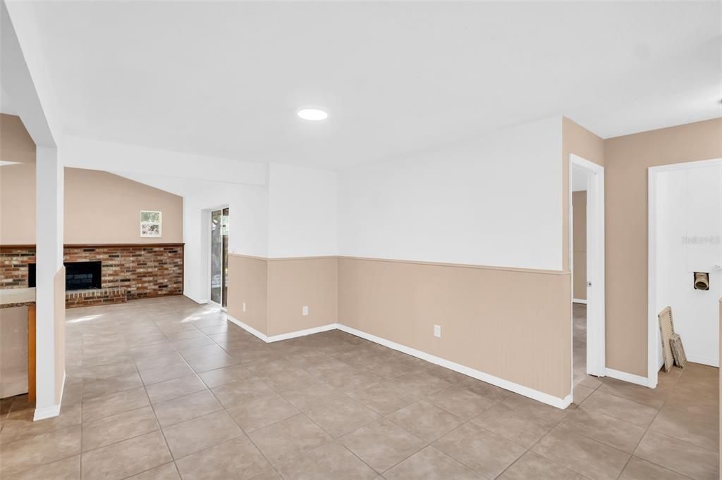 合同活跃: $465,000 (4 贝兹, 2 浴室, 2115 平方英尺)