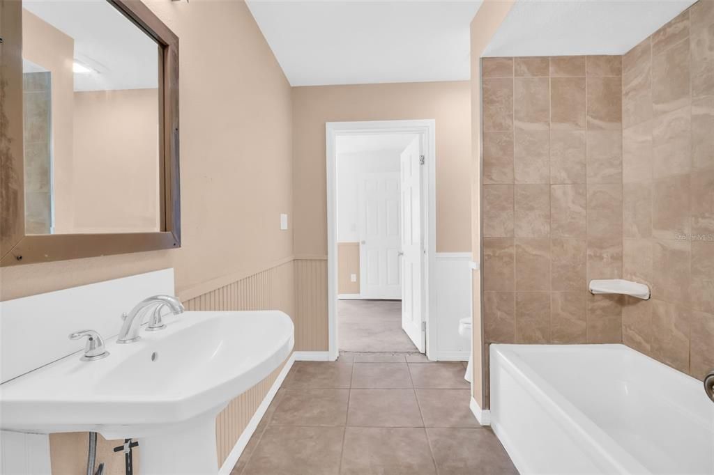 合同活跃: $465,000 (4 贝兹, 2 浴室, 2115 平方英尺)