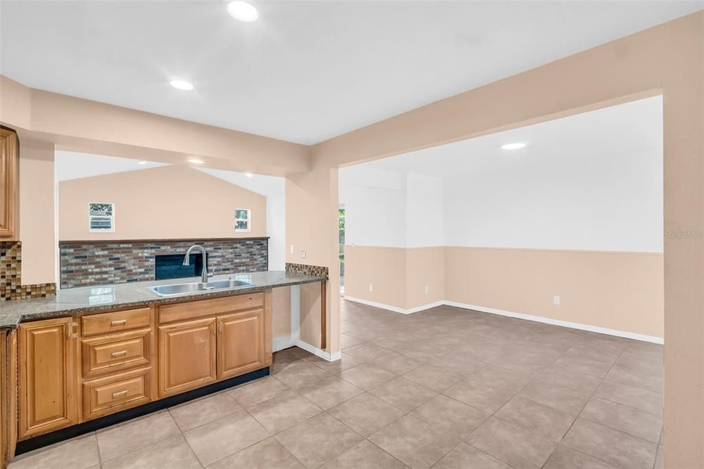 合同活跃: $465,000 (4 贝兹, 2 浴室, 2115 平方英尺)