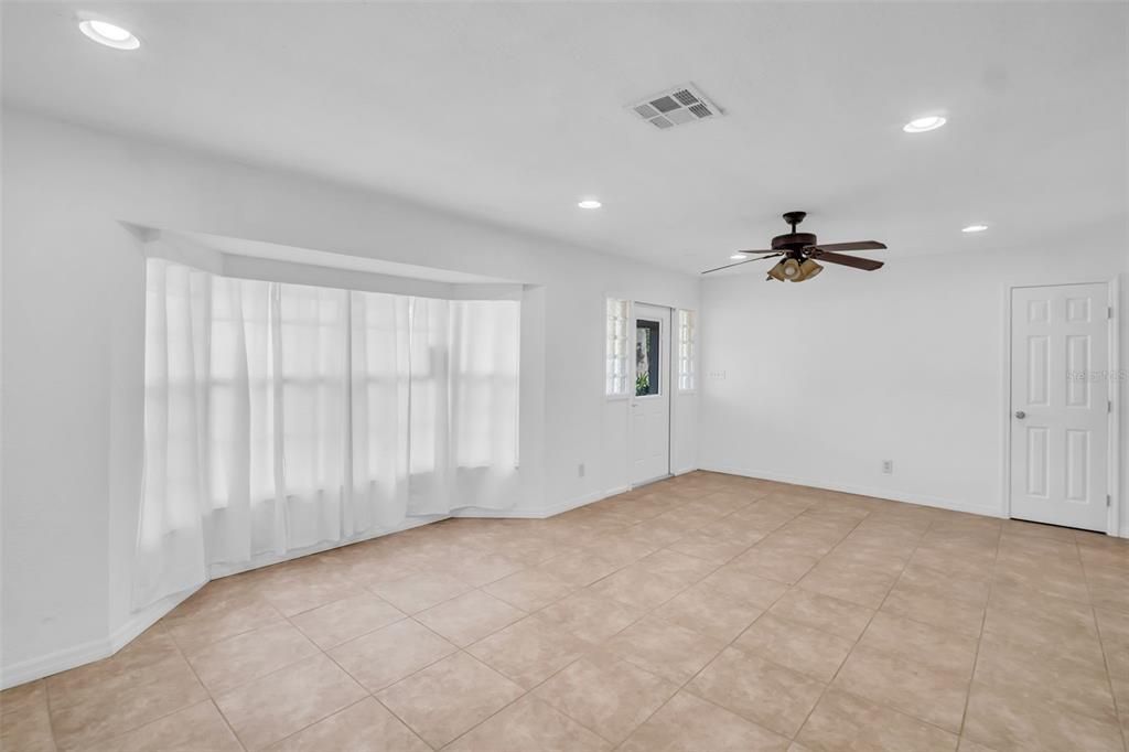 合同活跃: $465,000 (4 贝兹, 2 浴室, 2115 平方英尺)