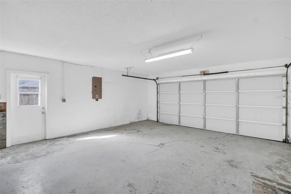 合同活跃: $465,000 (4 贝兹, 2 浴室, 2115 平方英尺)