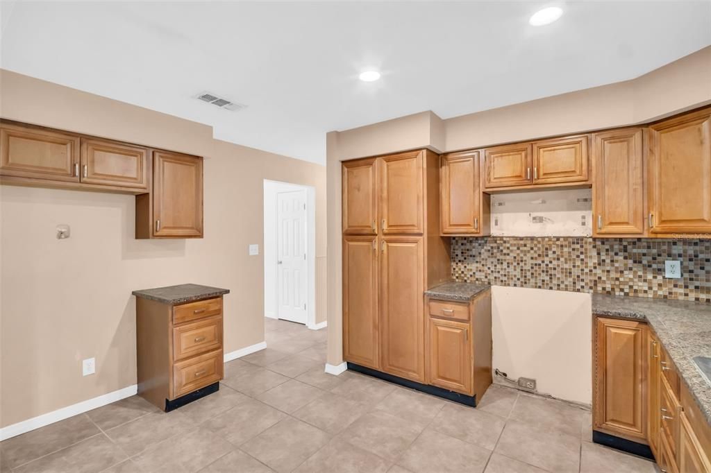 合同活跃: $465,000 (4 贝兹, 2 浴室, 2115 平方英尺)