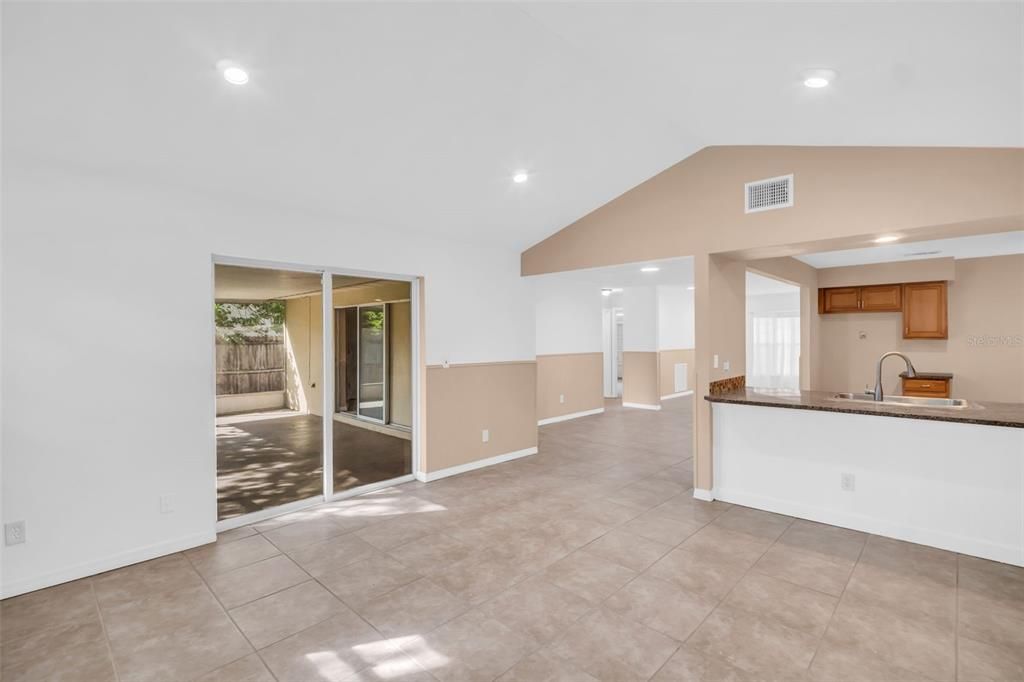 合同活跃: $465,000 (4 贝兹, 2 浴室, 2115 平方英尺)