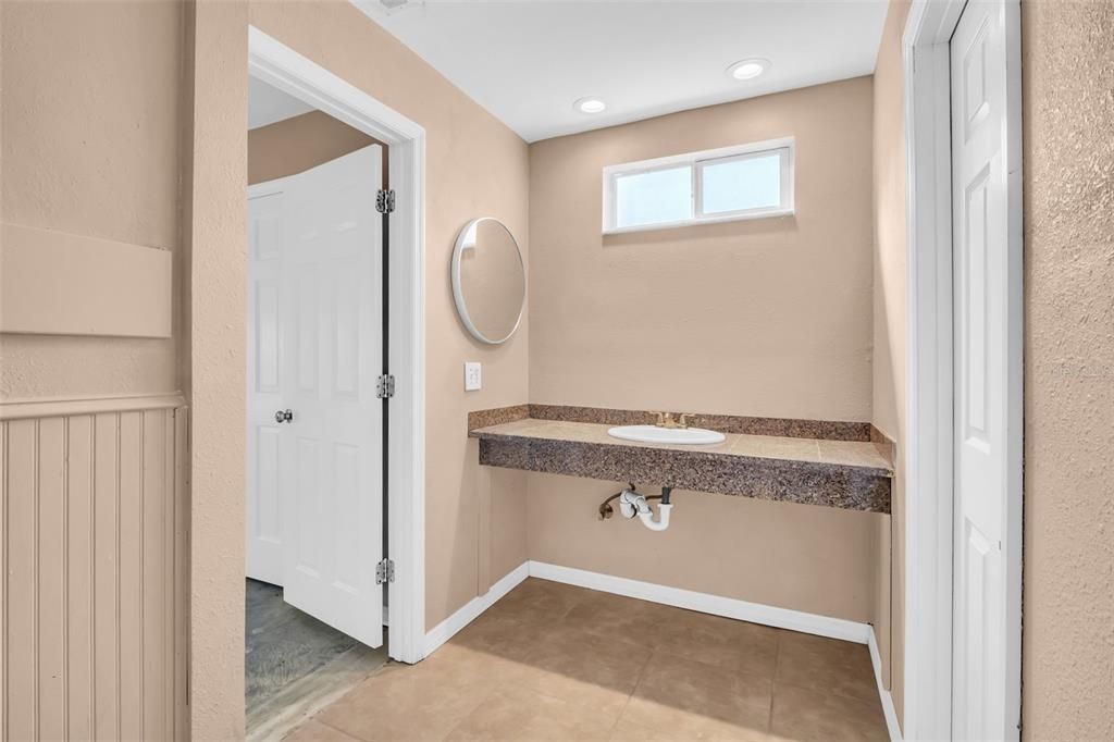 合同活跃: $465,000 (4 贝兹, 2 浴室, 2115 平方英尺)