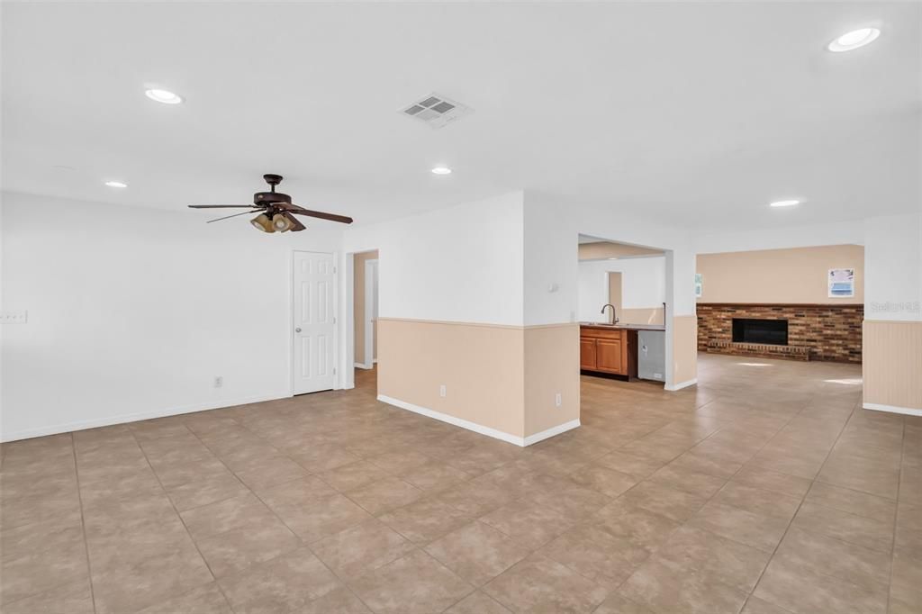 合同活跃: $465,000 (4 贝兹, 2 浴室, 2115 平方英尺)