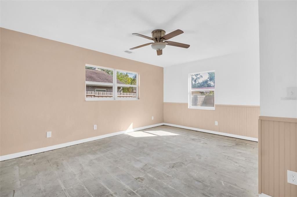 合同活跃: $465,000 (4 贝兹, 2 浴室, 2115 平方英尺)