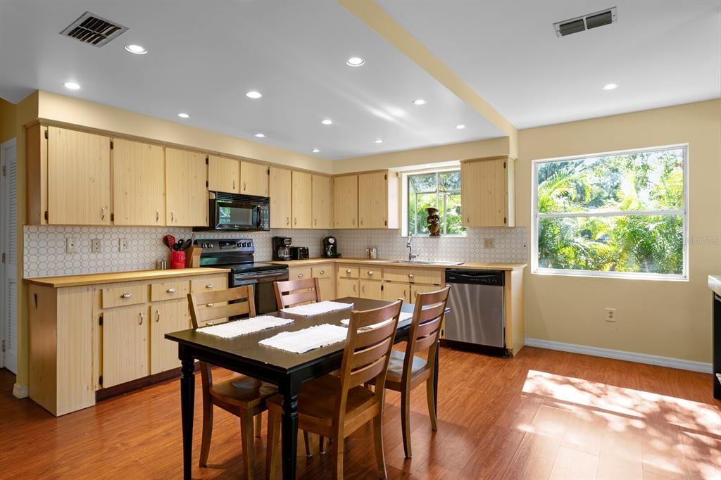 For Rent: $2,400 (3 beds, 2 baths, 1865 Square Feet)