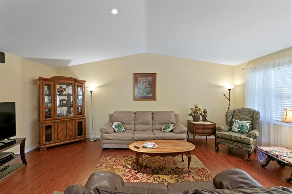 For Rent: $2,400 (3 beds, 2 baths, 1865 Square Feet)