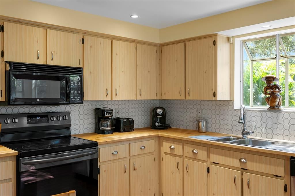 For Rent: $2,400 (3 beds, 2 baths, 1865 Square Feet)