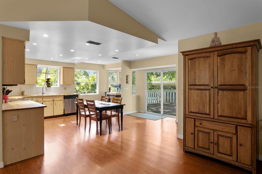 For Rent: $2,400 (3 beds, 2 baths, 1865 Square Feet)