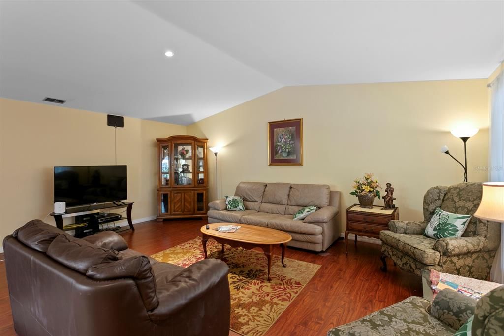 For Rent: $2,400 (3 beds, 2 baths, 1865 Square Feet)