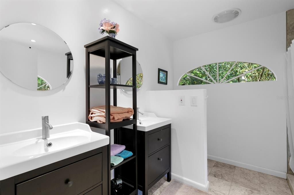 For Rent: $2,400 (3 beds, 2 baths, 1865 Square Feet)