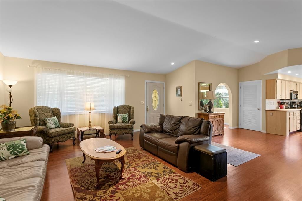 For Rent: $2,400 (3 beds, 2 baths, 1865 Square Feet)